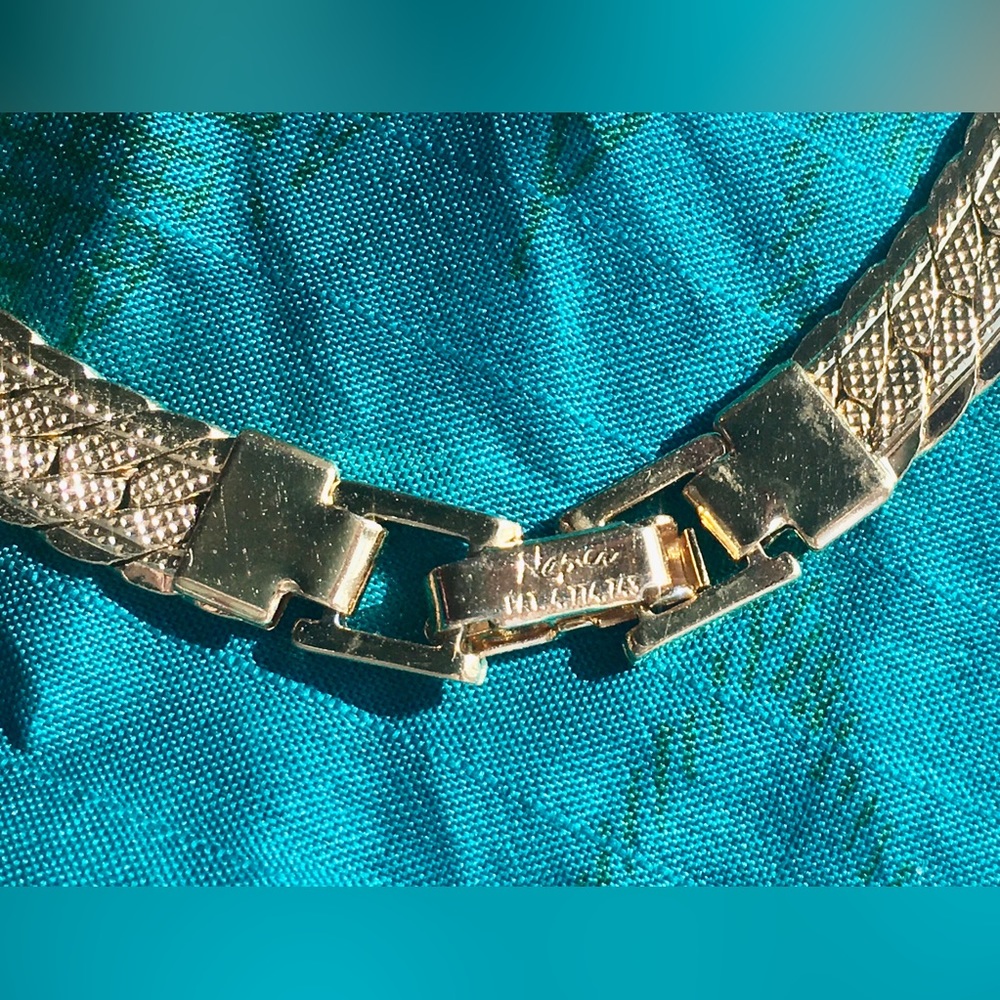 VINTAGE NAPIER luxury gold necklace Metallic Feminine Delicate Elegant 18 inch - Picture 4 of 5